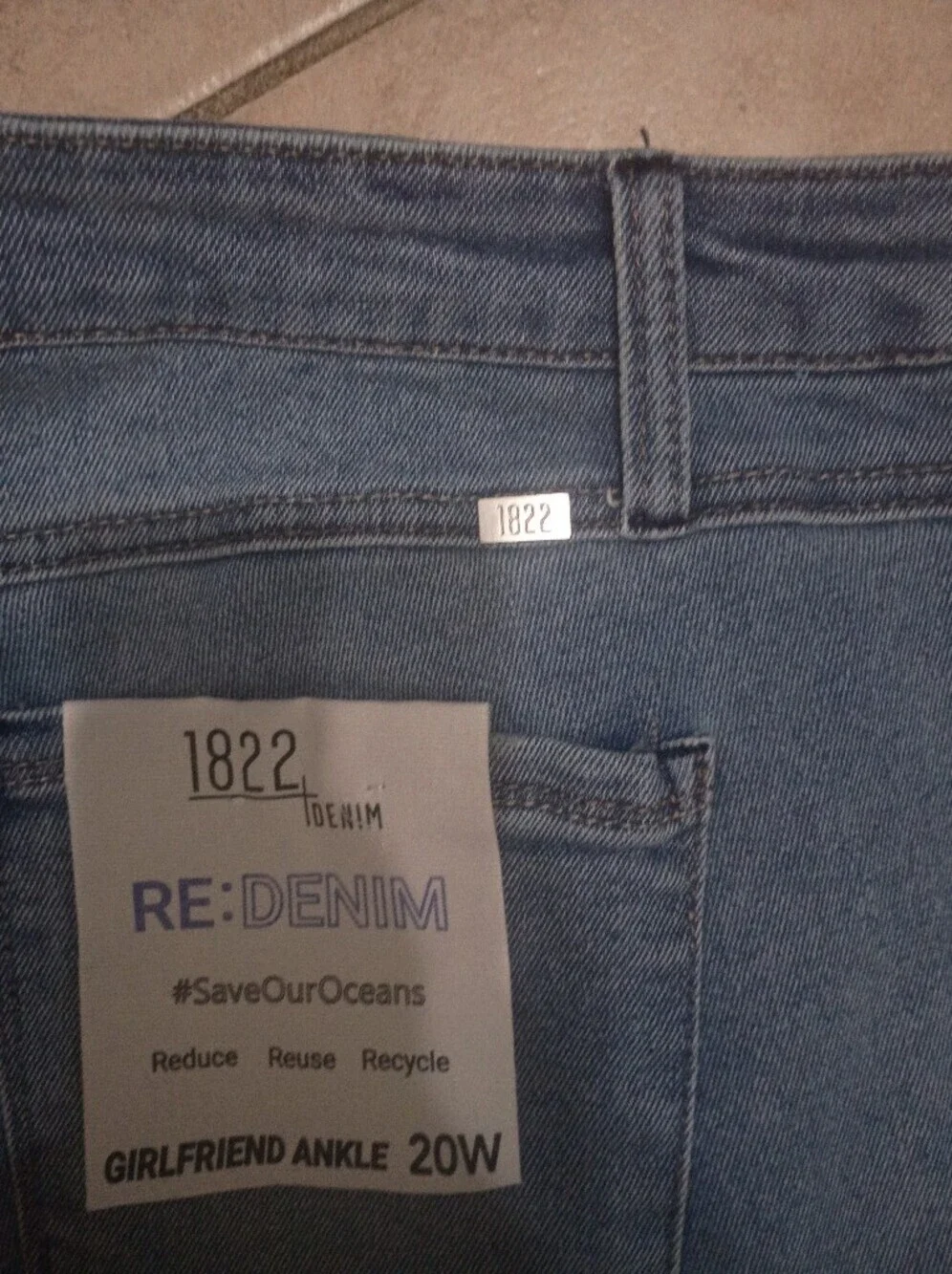 1822 Denim Boyfriend Jeans in Light Blue with White Tee